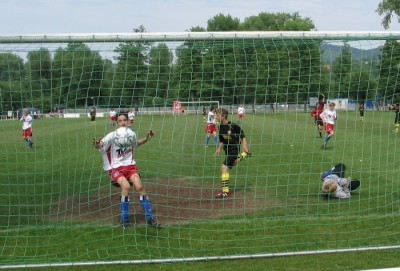  ... der Ball im Tor. Am Ende siegen die Sachsen mit 2:0.
