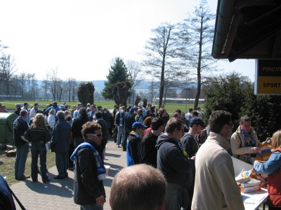 Schon 1,5 Stunden vor Anpfiff waren viele Zuschauer im Stadion.
