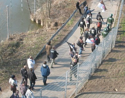 Kleine Unterhaltung zwischen St. Pauli und FCC Fans via Megaphon.
