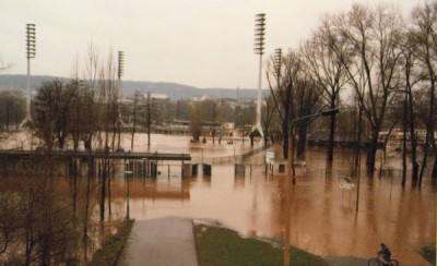 Im Mai 1994 machte sich die Saale im Jenaer Paradies breit und stoppte auch den Spielbetrieb im Ernst-Abbe-Sportfeld.
Schlüsselwörter: Ernst-Abbe-Sportfeld Hochwasser