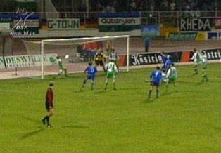 Jena ist eindeutig die bessere Mannschaft und hat auch die besseren Chancen. Hier rettet Landgraf bei einem Kopfball von Holetschek auf der Linie.
Schlüsselwörter: Holetschek