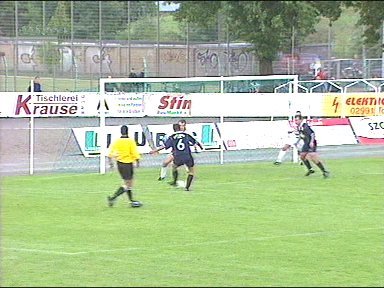  ... aber Holetschek kommt an den Ball, wieder auf ...
Schlüsselwörter: Holetschek