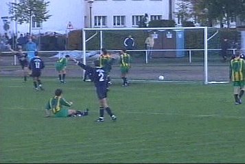  ... den Ball zum 1:2-Endstand über die Linie.
Schlüsselwörter: Treitl