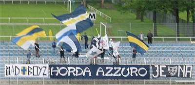 Die Besucher auf der Gegengerade durften wegen der Wartezeit und des Wetters auf die Haupttribüne. "Horda Azzuro" weigerte sich und machte sich trotzig auf der Gegengeraden breit.
Schlüsselwörter: Fanblock