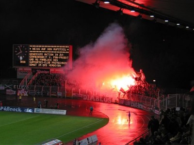  ... die Antwort der Sachsen.
Schlüsselwörter: Pyro Bengalo Gästeblock