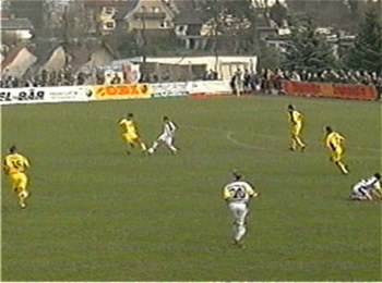  Manai holt sich den Ball in der eigenen Hälfte ...
Schlüsselwörter: Manai