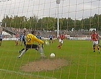 Sugzda tritt über den Ball, Sonnenberg gib unfreiwillig die Vorlage und Zwickaus Stürmer bedankt sich mit dem überraschenden 1:0.
Schlüsselwörter: Sugzda Zwickau Sonnenberg