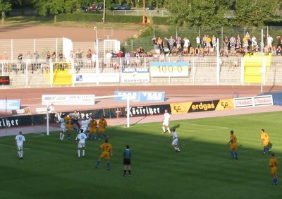  Gewühl im Magdeburger Strafraum und der Ball landet am Pfosten.
Schlüsselwörter: Pfosten