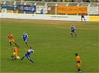  Manai bringt Grasser in Schwierigkeit, Renn spitzelt den Ball vorbei ...
Schlüsselwörter: Manai Grasser Leipzig