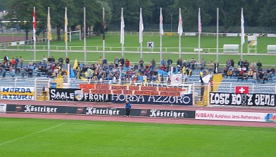 Ansporn der FCC-Elf durch die Jenaer Fans.
Schlüsselwörter: Fanblock