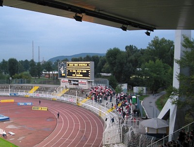  Als es 2:0 stand, kamen dann auch die Zwickauer Fans und machten 10 Minuten Krach.
Schlüsselwörter: Gästeblock