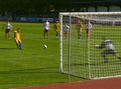  ... Holetschek verwandelt den Elfmeter zum 1:0 für den FCC.
Schlüsselwörter: Holetschek Elfmeter