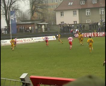  Treitl nimmt eine Flanke von Jovic an ...
Schlüsselwörter: Treitl Jovic