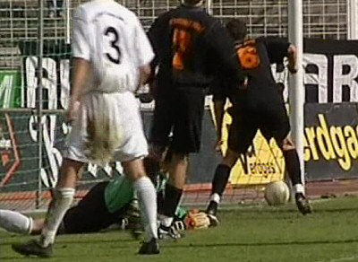  Freistoß für Dresden ... Jovanovic patzt ... nur noch 5:1.
Schlüsselwörter: Jovanovic