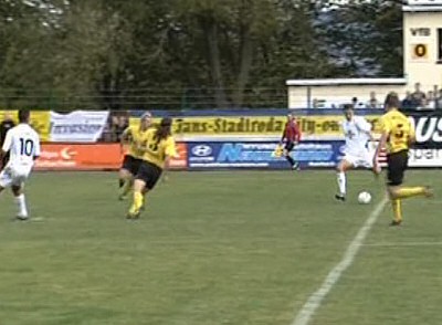  ... Hähnge tanzt noch einen Gegenspieler aus und trifft zum 2:0.
Schlüsselwörter: Hähnge