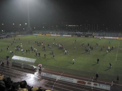 In der Halbzeit werden die Fans zur Rasenpflege gebeten.
