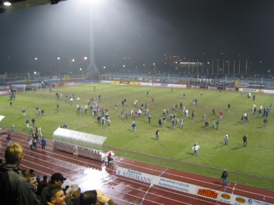 In der Halbzeit werden die Fans zur Rasenpflege gebeten.
