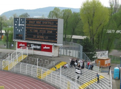 Die Fans aus Dessau sind zur Halbzeit zufrieden.
