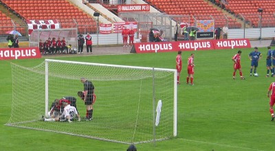 Halles Keeper muss mehr mals mit letztem Einsatz klären.
