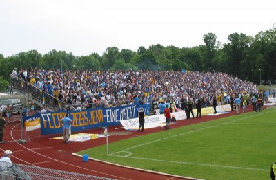 Schon lange vor Spielbeginn war die Tribüne im Gästeblock fast voll.
