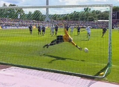 ... sodass Unger keine Chance hat, auch wenn er die Ecke ahnte. 1:0 für den FCC!
