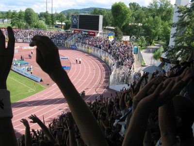 ... und kommt auf der Tribüne an.
