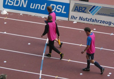 Was hatten die wohl verbrochen, das sie mit rosa Leibchen im Stadion rumlaufen mussten?!
