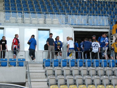 Kraus hält den Meister-Pokal ganz fest.
Schlüsselwörter: Kraus