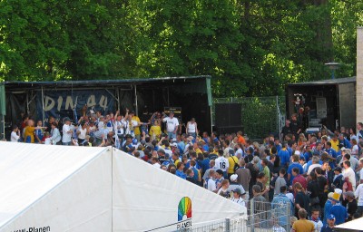 Hinter der Tribüne begann dann die Party.
