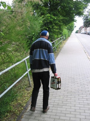 Noch fix ein Abstecher in die Tanke und den Zug nach Camburg genommen ...
Schlüsselwörter: Lars