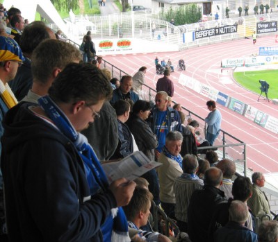 Waren zu viele Urlaubsrückkehrer im Stadion und haben die Mannschaft verunsichert?
Schlüsselwörter: Uwe Kaiser Timo