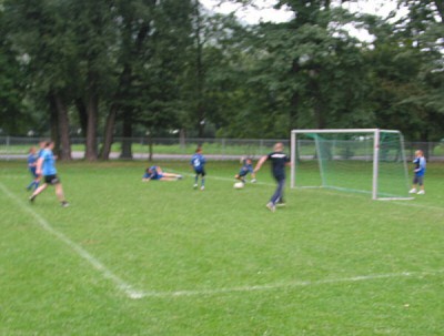 Reif für die Erste des FCC ... aus 1 Meter Entfernung den Ball sauber noch am Tor vorbeigezirkelt.
