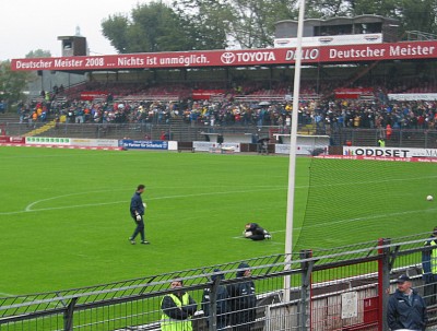 Selbstbewusste Tribünenbeschriftung.
