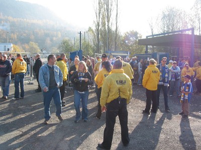 An den Eingängen an der Schnellstraße wird gründlich kontrolliert, trotzdem kommt man zügig ins Stadion.
