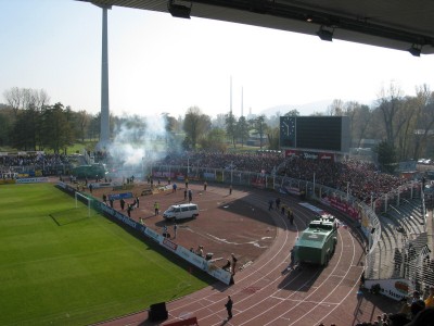 Knapp 3000 Fans in der Gästekurve.
