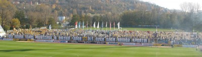 Geniale Choreografie auf der Gegengerade. Die Tribüne glänzte in Blau, Gelb und Weiß.
