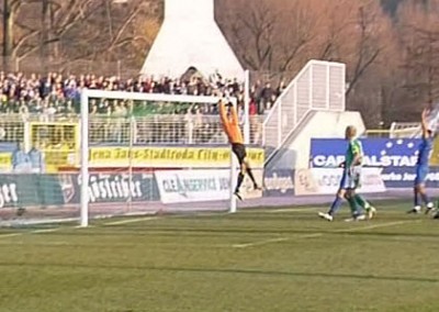 Hier hätte es Ziegner fast mit Unterstützung der Sonne geschafft, aber Lübecks Torhüter Frech kann den Ball doch noch über die Latte lenken.
