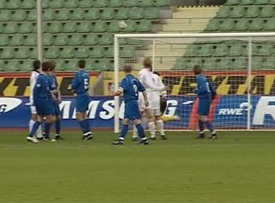 Nächste Chance für Leverkusen - Kopfball ans Lattenkreuz.
