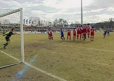 Nach einer guten halben Stunde erzielt Ziegner per Freistoß das 2:0 für den FCC!
