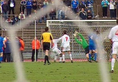 Dann die überraschende Führung - per Kopf durch den kleinsten Spieler auf dem Platz.
