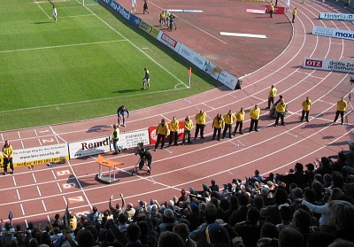 Hähnge lässt sich zurecht von der Tribüne feiern.
