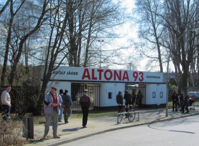 Am Vortag wurde bei Altona 93 gegen Holstein Kiel II Oberligaluft in der Adolf-Jäger-Kampfbahn geschnuppert. [url=http://fcc.weissenburger.de/fotos/thumbnails.php?album=323]Bilder davon gibt es hier zu sehen >>[/url]
