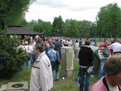 Schon zeitig war das Gedränge im Stadiongelände groß.
