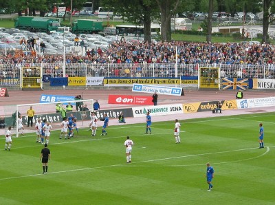 Hier kann Düsseldorfs Torhüter noch klären.
