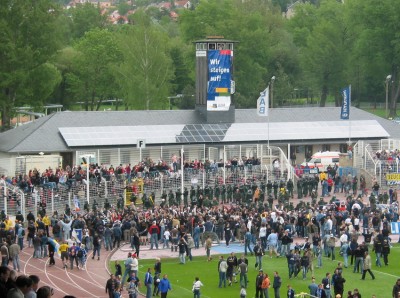 Warum 200 Jenaer vor der Gästekurve posen mussten, bleibt deren Geheimnis.
