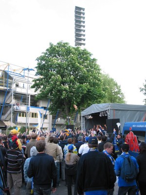 Hinter der Tribüne wurde dann noch mit der Mannschaft gefeiert.
