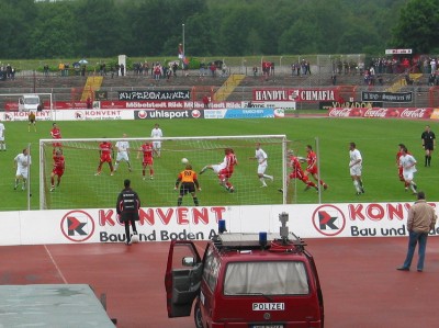 Timo Uster rettet hier für Oberhausen.
