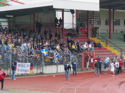 Werner warf fast alles was er anhatte  in den Fanblock.
