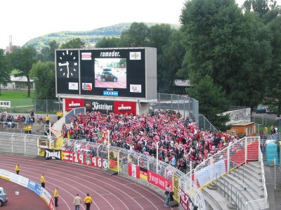 Hier kann das DSF noch einmal nachzählen, ob das wirklich 2000 Kölner Fans waren.
