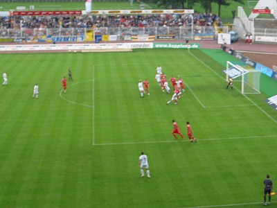 Verwackelt aber wichtig: Schlitte köpft Ziegners Freistoßvorlage in der 2. Spielminute zum 1:0 ins Tor!
